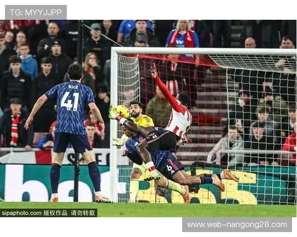 阿森纳十连胜告终,2-2客平桑德兰,布罗贝伊凌空绝平