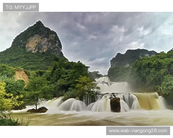 边境小城举办跨境游泳友谊赛，中越选手同游北仑河